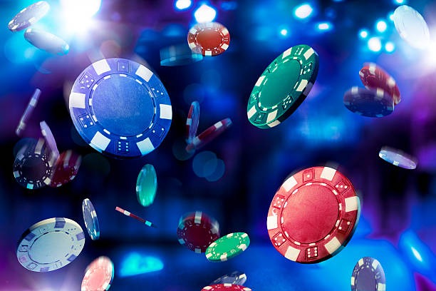 Paytable and winning combinations Payout combinations and bonus feature triggers